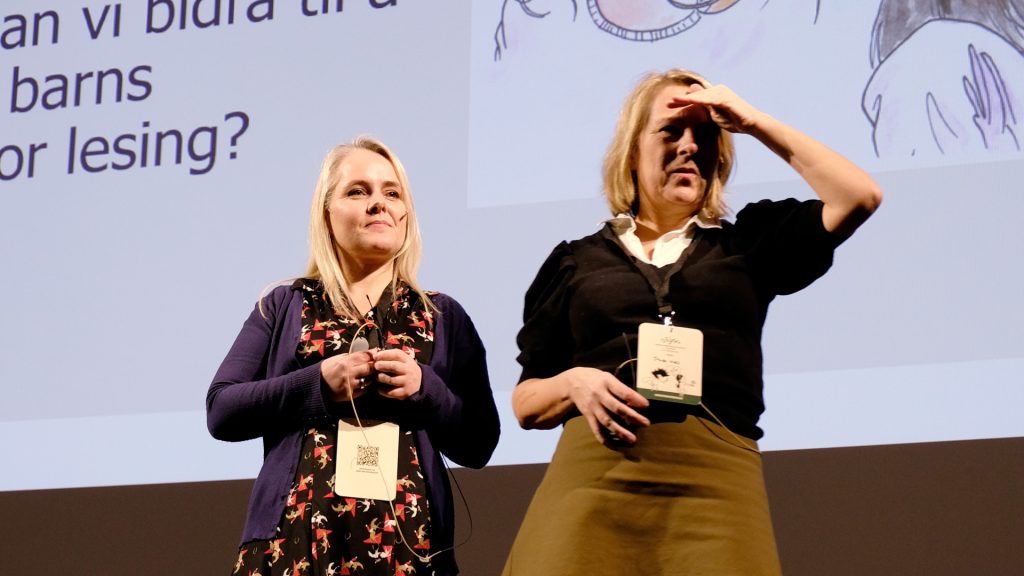 Elisabeth Brekke Stangeland og Trude Hoel fra Lesesenteret iakttar publikum under Nordisk barnebokkonferanse i Stavanger i februar